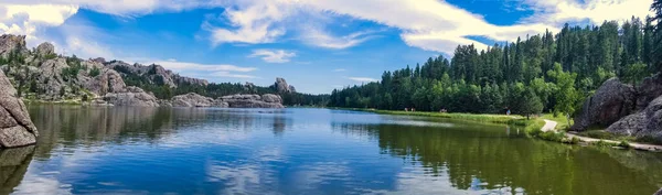 Calm Lake Surrounded Trees Sunny Sky Forest — Stock Photo, Image