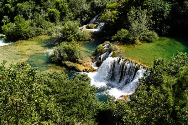 Schöne Aufnahme Eines Fließenden Wasserfalls Einem Wald — Stockfoto