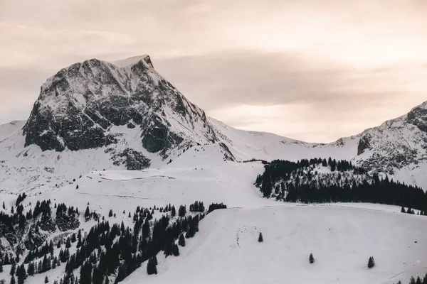 Schöne Verschneite Berglandschaft Vor Dem Strahlend Bewölkten Himmel — Stockfoto