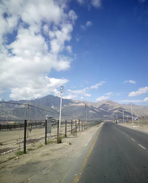 Une Belle Vue Sur Autoroute Les Montagnes Arrière Plan Par — Photo