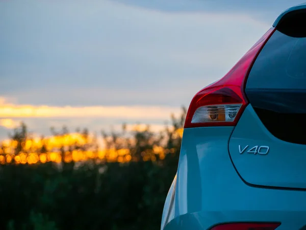 日没時の曇りの日に車の背部の選択的フォーカスショット — ストック写真