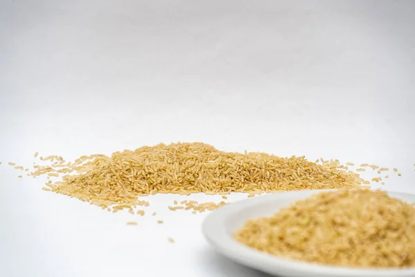 Primer Plano Montón Arroz Sobre Una Superficie Blanca — Foto de Stock