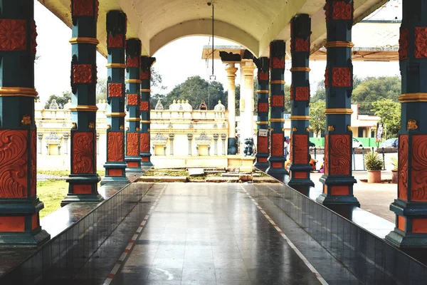 Hermoso Plano Los Pilares Del Pasillo Del Arco Edificio —  Fotos de Stock