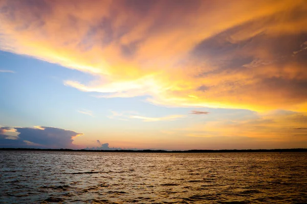 Een Prachtige Heldere Zonsondergang Boven Het Water — Stockfoto