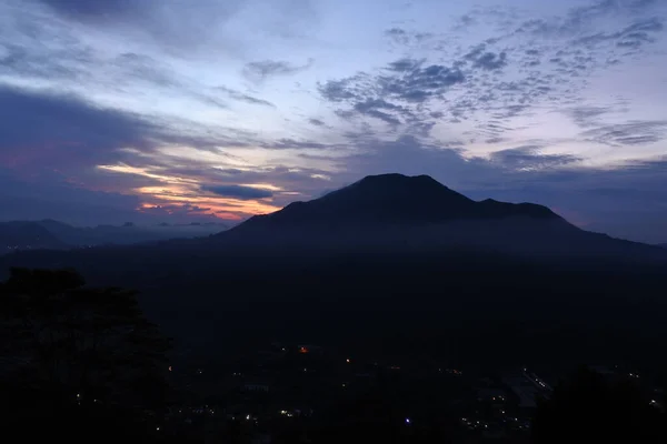 Cielo Espectacular Atardecer Sobre Una Silueta Montañosa — Foto de Stock