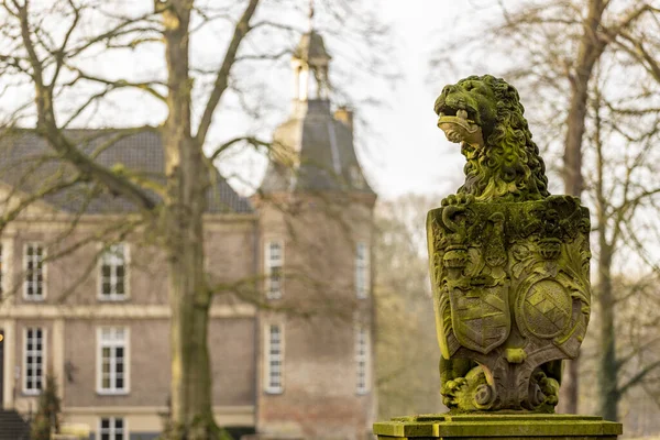 Vorden Netherlands Января 2021 Года Каменная Статуя Льва Держащего Герб — стоковое фото