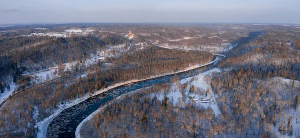 冬日里 在白雪覆盖的森林里 在一条流过的河流里 一幅幅融化的冰的全景 — 图库照片