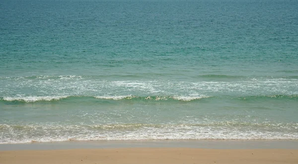 Krásný Výhled Šplouchající Mořské Vlny Pláži — Stock fotografie