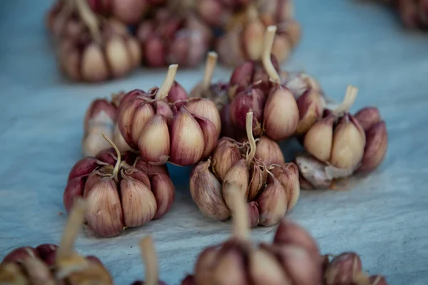 Diversi Garlics Sbucciati Sul Tavolo — Foto Stock