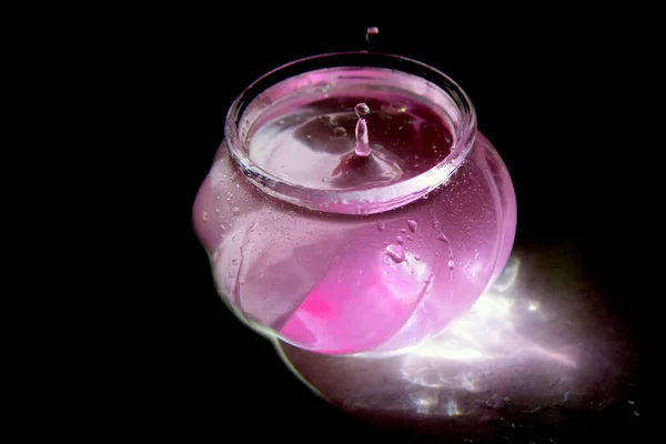 Selective Focus Shot Water Glass Jar Drops Black Background Pink — Stock Photo, Image