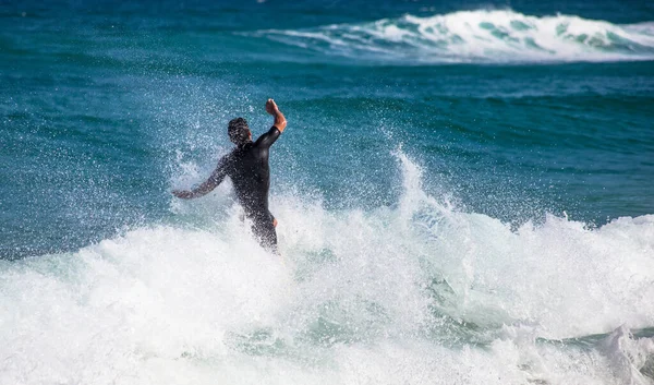 Una Persona Surfeando Mar Día Soleado Brasil — Foto de Stock