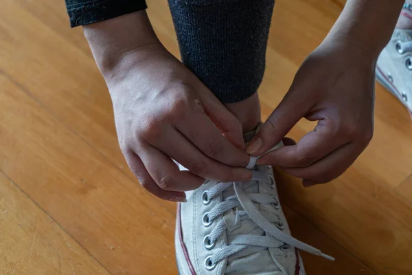 一只年轻男子用他的运动鞋系鞋带的特写镜头 — 图库照片