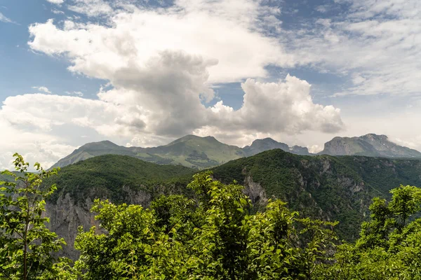 Tiro Aéreo Campo Montanha Verde Sob Céu Nublado — Fotografia de Stock