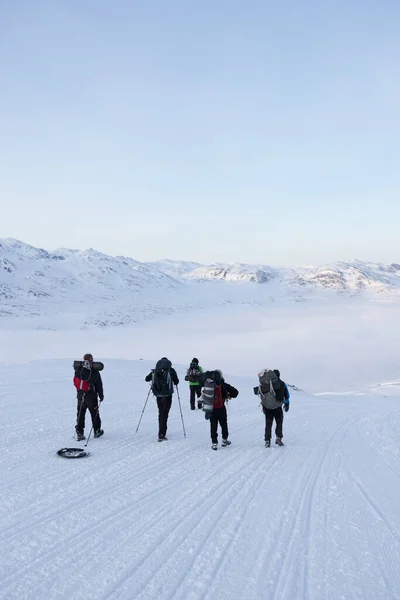 Sisimiut Denemarken Apr 2020 Groep Mensen Die Bergachtig Terrein Wandelen — Stockfoto