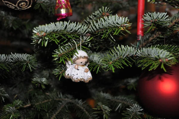 Een Closeup Van Een Decoratieve Kerst Ornament Opknoping Van Boom — Stockfoto