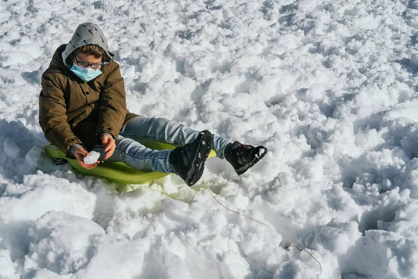 Niño Blanco Caucásico Con Una Máscara Sentada Trineo Haciendo Bolas — Foto de Stock