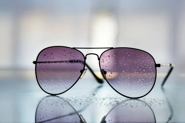 Eine Selektive Fokusaufnahme Von Sonnenbrillen Mit Regentropfen — Stockfoto