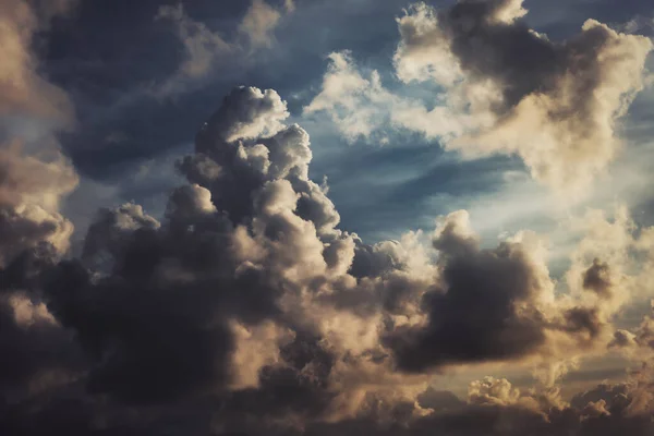 Gyönyörű Égbolt Felhőkkel Napfénnyel — Stock Fotó