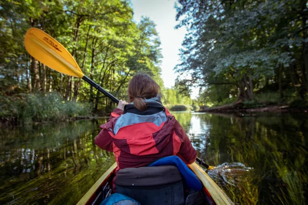 Mujer Está Remando Kayak Río Cristalino Kruttinna Polonia —  Fotos de Stock