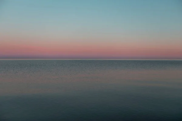 Piękny Zachód Słońca Nad Spokojnym Jeziorem — Zdjęcie stockowe