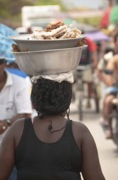 Una Vista Vertical Hacia Atrás Una Mujer Afroamericana Llevando Tinas — Foto de Stock