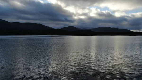 Widok Lotu Ptaka Szkockim Jeziorem Cairngorm Mountai Ciemne Niebo Rozmyślające — Zdjęcie stockowe