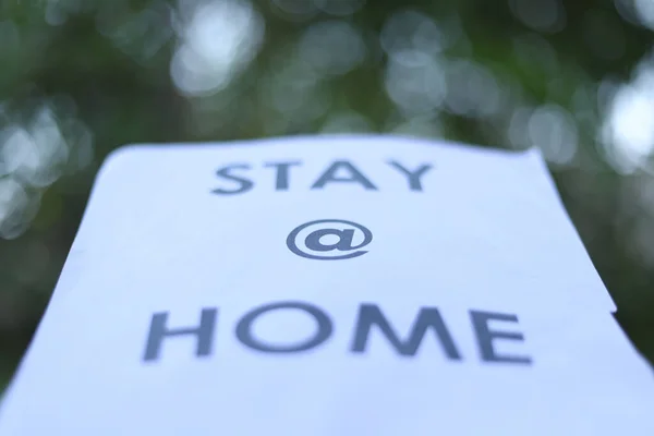 Nahaufnahme Eines Schildes Hause Bleiben Mit Bokeh Lichteffekten — Stockfoto