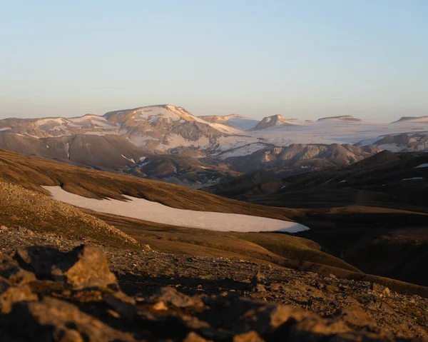 Een Prachtig Uitzicht Een Zonnig Landschap Met Bergen Bedekt Met — Stockfoto