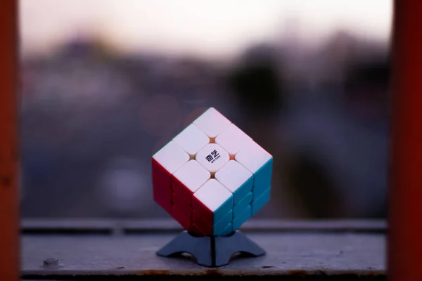 Ein Gelöster Rubik Cube Der Nähe Des Zerbrochenen Fensters — Stockfoto
