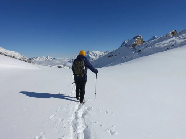 Karlı Dağlarda Yürüyen Bir Yürüyüşçünün Yakın Çekimi — Stok fotoğraf