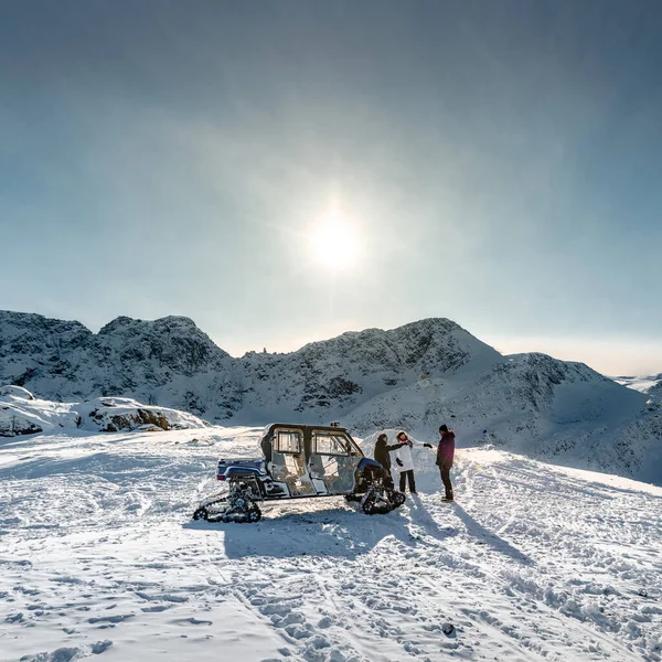 Sisimiut Dinamarca Abr 2020 Utv Terreno Nevado Sob Céu Limpo — Fotografia de Stock