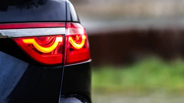 Een Selectieve Focus Shot Van Een Moderne Zwarte Auto Geparkeerd — Stockfoto