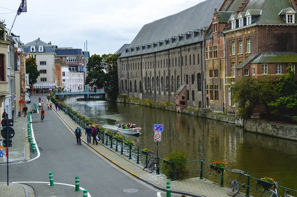 Ghent Belgium Νοέμβριος 2019 Φωτογραφία Ηλικιωμένων Τουριστών Που Περπατούν Δίπλα — Φωτογραφία Αρχείου