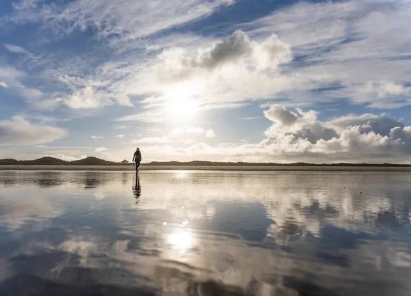 Beautiful Shot Woman Walking Beach Calm Lake — Stock Photo, Image