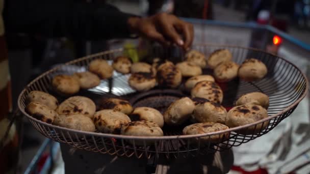 Сло Клип Руки Человека Делающего Литти Индийская Уличная Еда — стоковое видео