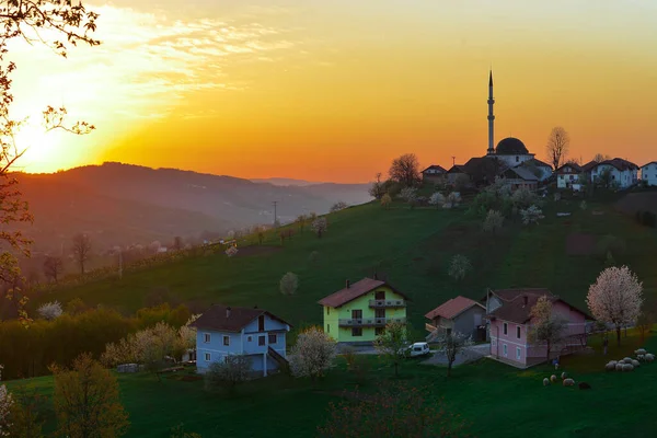 Eine Schöne Ländliche Landschaft Mit Landhäusern Bei Sonnenuntergang — Stockfoto