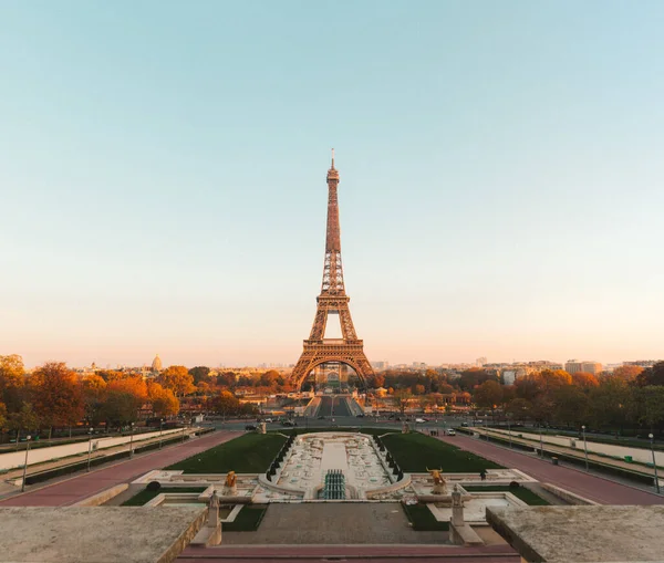 Eine Aufnahme Eines Wunderschönen Eiffelturms Umgeben Von Parks Und Gebäuden — Stockfoto