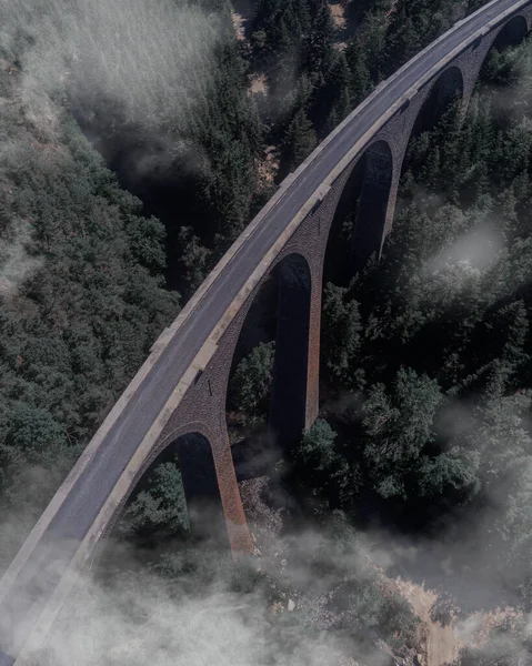 Ένα Κάθετο Πλάνο Ενός Δρόμου Στην Ψηλή Γέφυρα Πάνω Από — Φωτογραφία Αρχείου