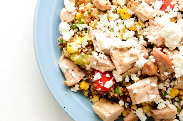 Salada Sem Glúten Feita Com Quinoa Frango Feta Tomate Herdeiro — Fotografia de Stock