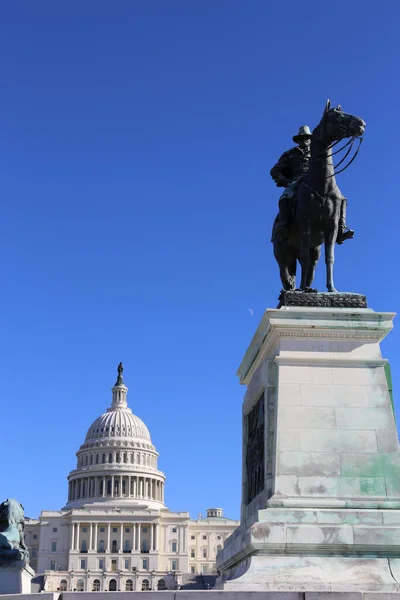 Uma Imagem Vertical Uma Estátua Capitólio Washington — Fotografia de Stock