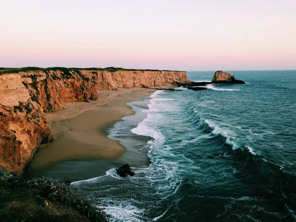 Kijken Hoe Golven Binnenstromen Onder Kliffen Bij Santa Cruz Californië — Stockfoto