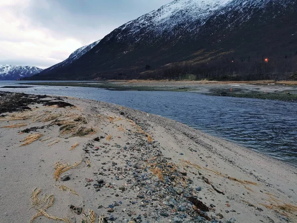 Malowniczy Widok Wody Płynącej Rzeki Wyspie Kvaloya Tromso Norwegia — Zdjęcie stockowe