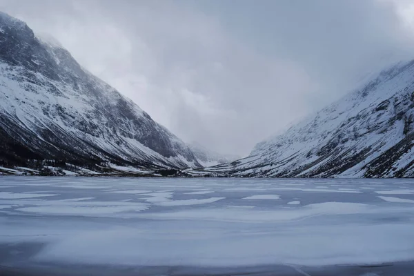 Krásný Záběr Zasněžených Hor Blízkosti Zamrzlého Jezera Norsku — Stock fotografie