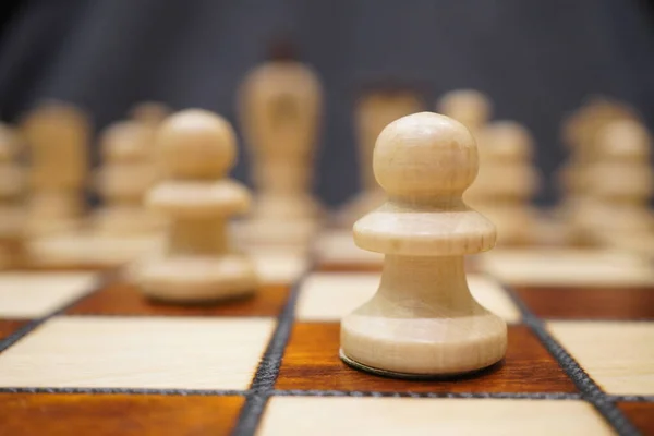白いポーンに焦点を当てたチェス盤のクローズアップショット — ストック写真