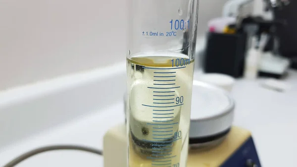 Laboratuvardaki Bir Deney Şişesi Vasıtasıyla Yapılan Tıbbi Araştırmanın Yakın Çekimi — Stok fotoğraf