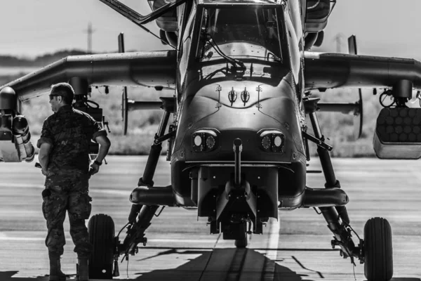 バルセロナ スペイン 2017年8月7日 ビッググリーン武装スペイン軍のヘリコプターの黒と白の写真の詳細 Eurocopter Ec665タイガー — ストック写真