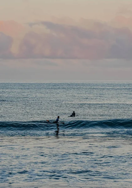 Une Vue Panoramique Deux Surfeurs Attente Énormes Vagues — Photo