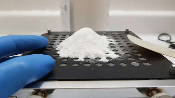 一个科学家在制药实验室用粉末药物制成胶囊 — 图库照片