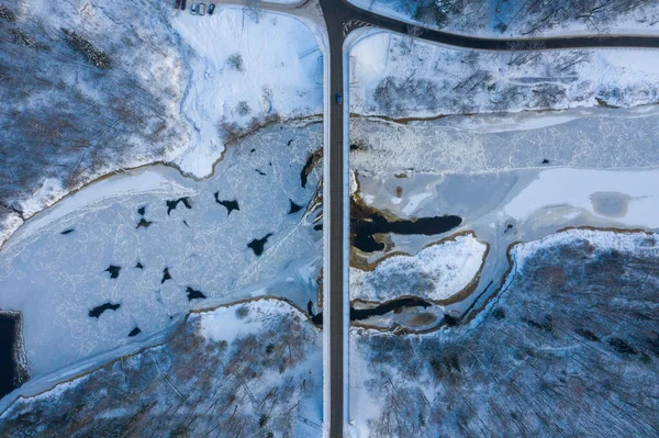 Blick Von Oben Auf Eine Kurvenreiche Straße Über Einen Fließenden — Stockfoto