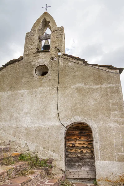 Una Verticale Una Vecchia Cappella Sotto Cielo Nuvoloso Spagna — Foto Stock